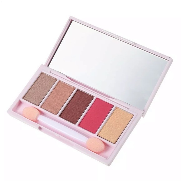 NEW Disney 101 Dalmatians Eye Shadow Mini Kit - Picture 2 of 3